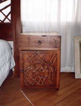 Daun Jari Side Table